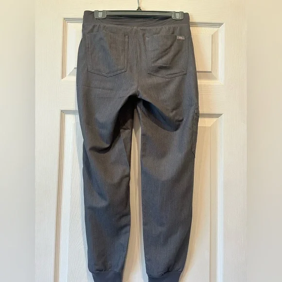 FIGS Women’s Grey Scrub Set Jogger Pants V-Neck Top Technical Collection Size XS - Picture 9 of 12